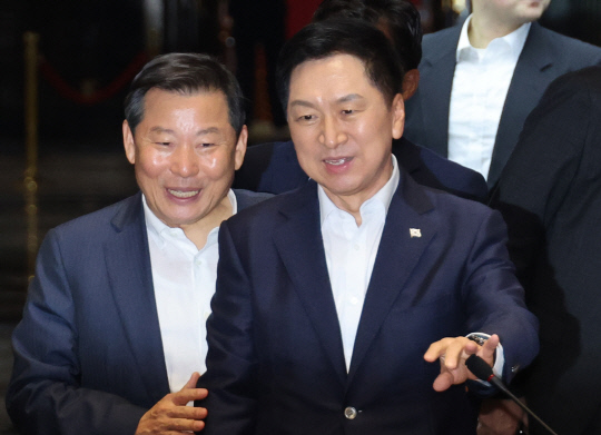 지난 8월24일 국회 본청에서 열린 국민의힘 의원총회에 김기현(오른쪽) 당대표와 이철규(왼쪽) 사무총장이 참석하고 있다. 이 사무총장은 당연직으로 당 조직강화특별위원회 위원장을 맡고 있다.<연합뉴스 사진>